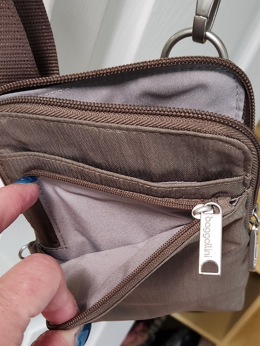 NWOT Baggallini Brown Compact Crossbody Phone Pouch